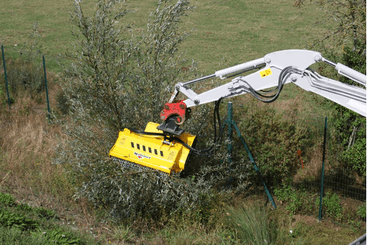 Matériel forestier - Broyeur de branches - Tête de broyage à marteaux mobiles sur pelle